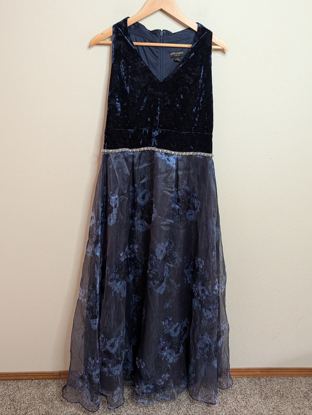 Ignite Evenings by New York Navy Velvet Floral Gown Sz 14